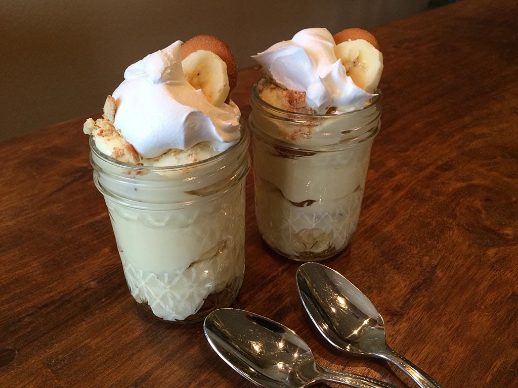 Banana pudding in half pint Mason jars