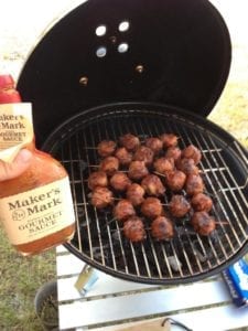 Applying sauce to moinks to finish
