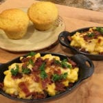Pulled pork with mac & cheese served with corn bread muffins