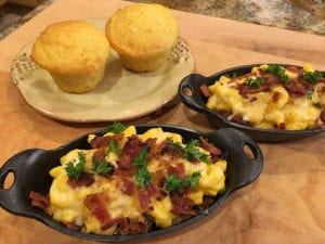 Pulled pork with mac & cheese served with corn bread muffins