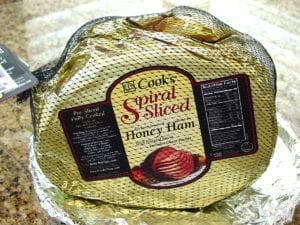 Spiral-sliced ham in packaging