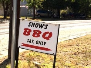 Street sign pointing the way to Snow's BBQ