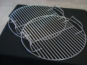 Handles on both top and bottom cooking grates