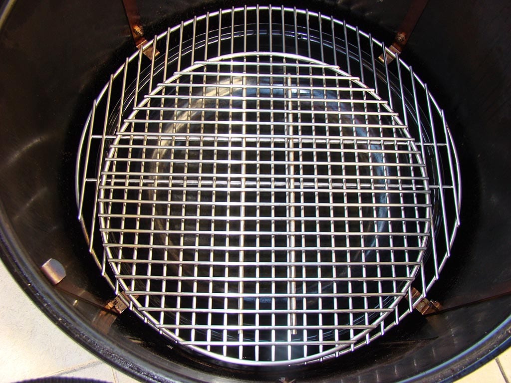 Overhead of nested bottom cooking grates