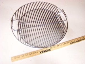 Handles on both top and bottom cooking grates