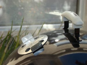 Close-up of lid handle and vent damper