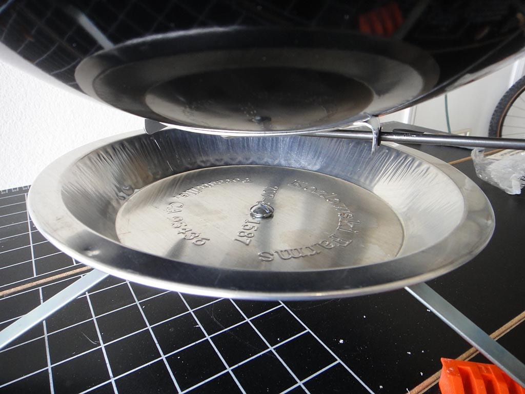 Using an aluminum pie tin as a larger capacity ash catcher