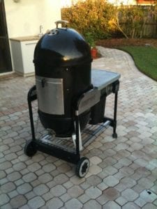 End view of WSM 22.5 in Weber Performer frame