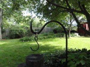 Stationary shepherd's crook lid holder