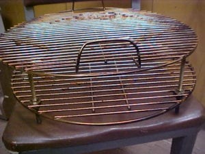 Bottom grate spacers