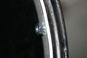 Fastening the retaining ring inside the lid