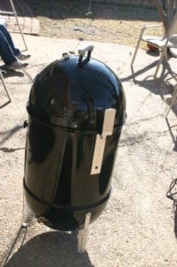 Lid hanger aligned with leg on charcoal bowl
