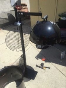 Folding lid rack with lid hung from arm