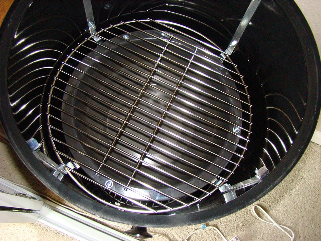 View of the Piedmont Pan in the WSM below the bottom cooking grate