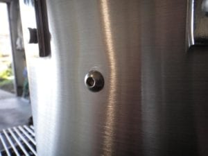 Top grate screw viewed from outside the pot
