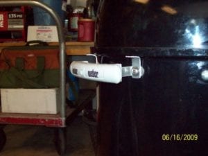 Side view of lid clips