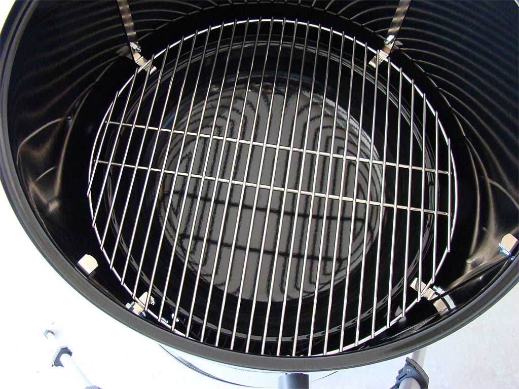 Bottom cooking grate inside middle cooking section