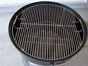 Top cooking grate inside middle cooking section