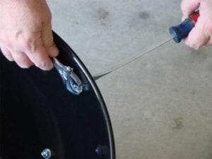 Fastening leg to charcoal bowl